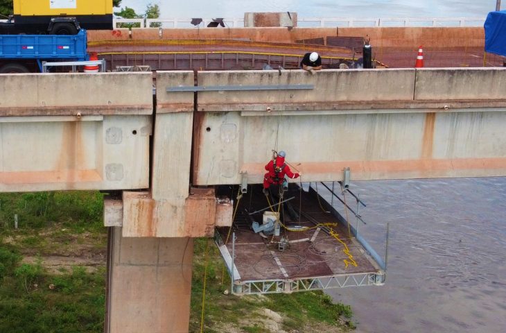 Reparos da ponte sobre o rio Paraguai conta com estrutura de última geração e apoio de alpinistas