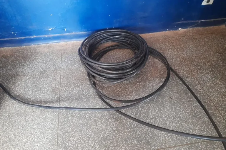 Técnico de fibra ótica é preso com 400 metros de cabo de telefonia na capital